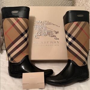 Burberry Women’s Black and Tan Plaid Rain Boots